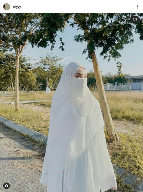 Alyaa Azlan in white White Niqab, Niqab Ideas, Umroh Outfit, Niqab Aesthetic, Muslimah Outfit, Tutorial Hijab, Hijabi Outfits Casual, Outfit White, Beautiful Muslim Women