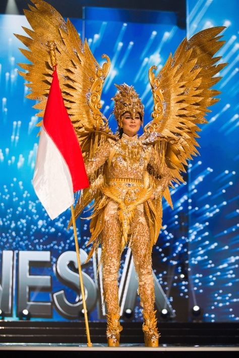 See All the Crazy Amazing 2017 Miss Universe National Costumes United Nations Costume, Miss Universe Costumes, Ms Universe, Miss Universe National Costume, Carnival Dancers, Pageant Costumes, Carnaval Costume, Victoria Secret Show, Golden Goddess