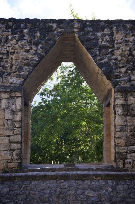 Detail - Arch in Ek Balam. They indicated the entrance to a large Mayan city Triangular Arch, Mayan Cities, Stone Temple, American Architecture, Cancun, Garden Arch, Jaguar, Portal, Entrance