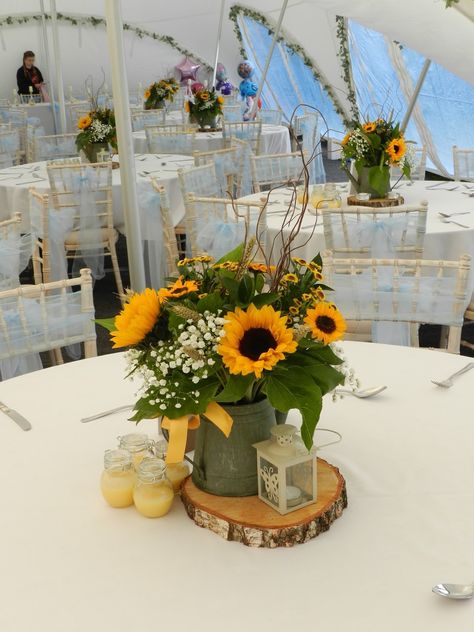 Sunflower Table Centerpieces, Shrek Wedding, Eco Friendly Wedding Decor, Sunflower Wedding Ideas, Sunflower Wedding Centerpieces, Fall Bridal Shower Decorations, Sunflower Wedding Decorations, Rustic Sunflower Wedding, Rehearsal Dinner Decorations