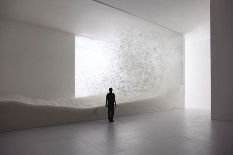 Snow, by Tokujin Yoshioka. Sensing nature, at Tokyo’s Mori Art Museum. Within a glass case, fine feathers billow, emulating a snow storm. Tokujin Yoshioka, Snow Art, Exhibition Space, Light Installation, Japanese Artists, Exhibition Design, 인테리어 디자인, Installation Art, Art Museum