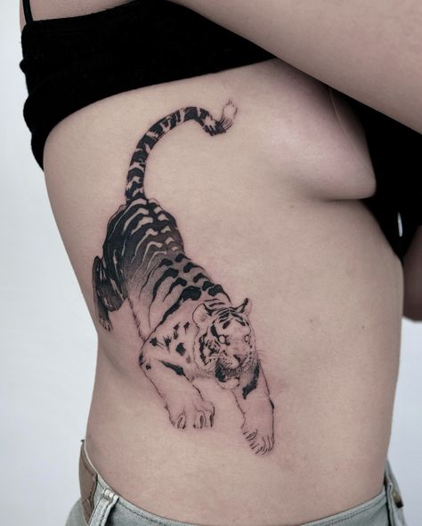 wilwang_tatt Tiger Tattoo Ideas, Faith Wrist Tattoo, Blue Ink Tattoos, Round Tattoo, Negative Space Tattoo, Tattoo Tiger, Phönix Tattoo, Upper Arm Tattoos, Cute And Cuddly