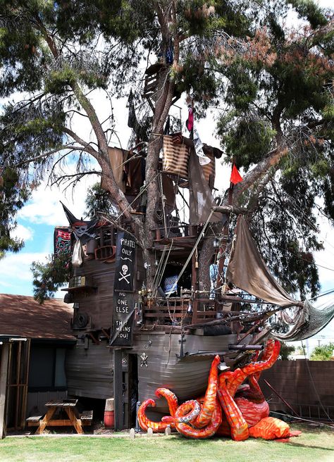 Fhe three-story pirate ship Steven Hill built in the backyard of his Casa Grande, Ariz., home. (Oscar Perez/Casa Grande Dispatch via AP) Pirate Ship Playhouse, Diy Kids Playground, Kids Playhouse Outdoors, Building A Treehouse, Tree House Plans, Pirate Decor, Tree House Diy, Pirate Ships, Tree House Kids