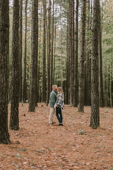 Pine Tree Pictures Family, Family Pine Tree Photos, Family Pictures In Pine Trees, Pine Trees Photoshoot, Pine Forest Photography Couple, Pine Tree Couple Photos, Pine Forest Family Photoshoot, Pine Tree Photoshoot Family Pictures, Pine Tree Family Photos