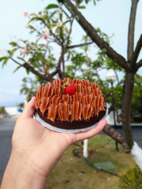 This is made in a round cake tin just to break a little this idea that brownies should be square. 🥰 Cooking Photos, Round Cake, Cake Tins, Round Cakes, Caramel Apples, Cooking Time, Acai Bowl, Brownies, Caramel