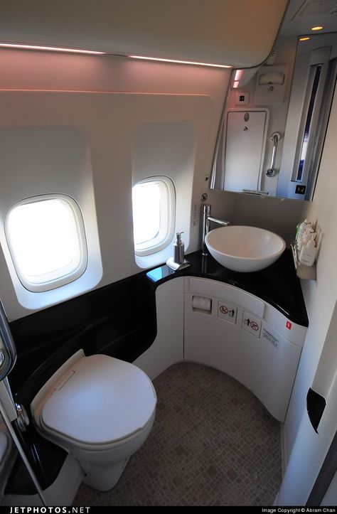 Cathay Pacific Boeing 747 first class restroom Airplane Toilet, Nice Toilet, First Class Plane, Boeing Business Jet, Jet Interior, Airplane Interior, Private Jet Interior, Bathroom Redecorating, Yacht Interior Design