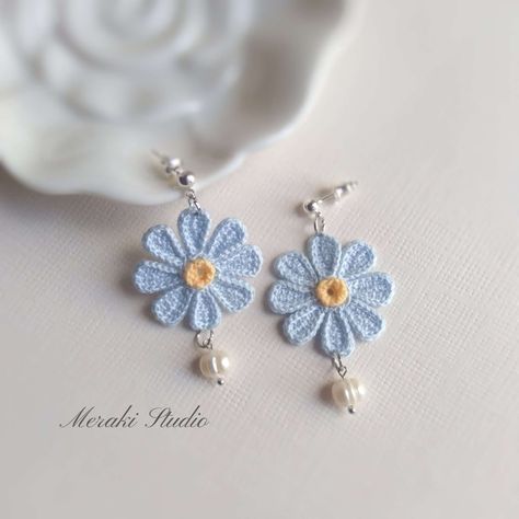 Crochet For Gifts Ideas, Cute Flower Earrings, Cute Crochet Earrings, Handmade Useful Gifts, Cute Earring Ideas, Crochet Ideas Easy Gifts, Crochet Ideas Gift, Crochet Earrings Pattern Tutorials, Blue Crochet Projects