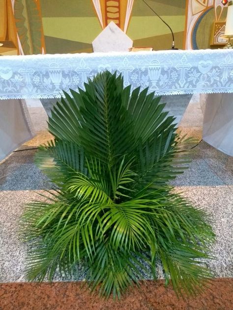 Lent Decor, Easter Church Flowers, Lent Decorations For Church, Palm Sunday Decorations, Palm Leaf Decor, Floral Mechanics, Arreglos Ikebana, Foliage Arrangements, Church Altar Decorations