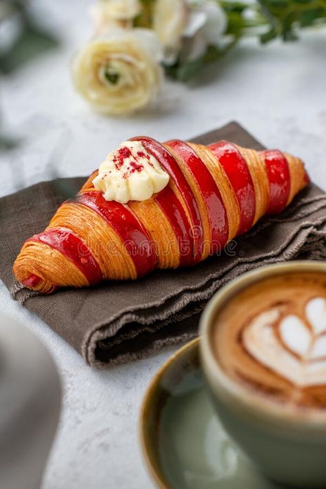 Delicious raspberry croissants on a wooden board on the table. royalty free stock images Sweet Pastry, Coffee Images, White Table, Wooden Board, The Table, Stock Images Free, Pastry, Raspberry, Royalty