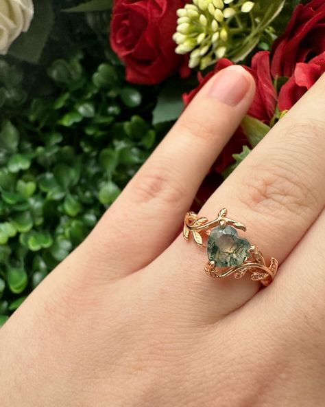 Mother Earth - heart shaped moss agate ring with a leaf and vine band 🍃 Beautiful ring straight out of an enchanted forest in a fairytale 🌹 #mossagatering #mossagate #mossagatejewelry #heartring #fantasyring #fantasyjewelry #fairycore #fairytalejewelry #mossagateheart #crystalring #uniquering #gemstonering #lovering #promisering #selflovejewelry #natureinspiredjewelry #enchantedwedding #ringinspo #ringinspiration #leafring #leafband Enchanted Forest Wedding Theme, Nontraditional Engagement Rings, Fairy Tale Jewelry, Moss Agate Jewelry, Forest Theme Wedding, Crystal Bouquet, Fantasy Ring, Earthy Wedding, Fairy Ring