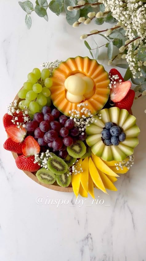 inspo_by_rio_ on Instagram: Fruit Platter ideas 🍓Save this for later 🍈 Wishing you all a happy and peaceful Thursday 🤍 Follow @inspo_by_rio_ for more💕 .… Fruit Platter With Pineapple, Design Fruit Ideas, Fruit Platter Simple, Xmas Fruit Platter Ideas, Fruits Platter Ideas, Fruit Platter Designs Presentation, Fruit Salad Presentation, Fruit Salad Decoration Ideas, Fruit Design Ideas