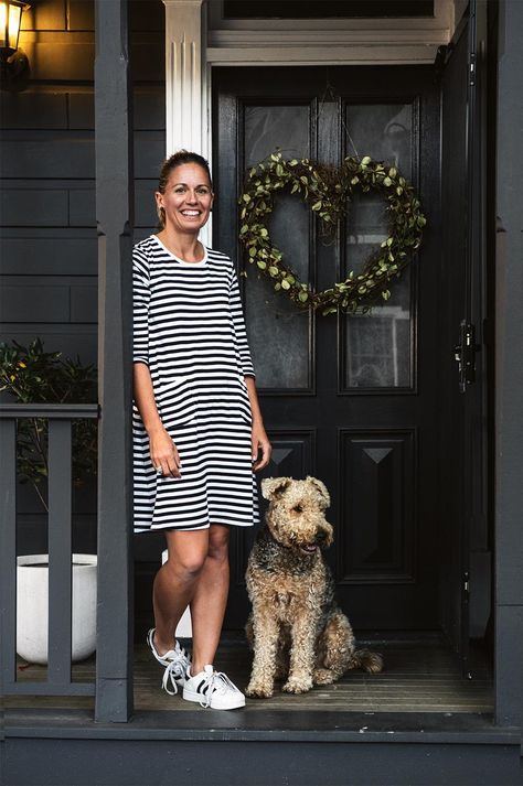 Coastal Scandinavian Style, Cottage Exterior Colors, Black Cottage, Scandinavian Cottage, Underlights Hair, Black Houses, Newcastle Nsw, Cottage Exterior, Estilo Country