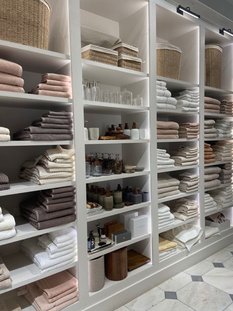 Luxury Penthouse Closet, Luxury Linen Closet, Laundry Room Linen Closet, Linen Closet Design, Creating A Capsule Wardrobe, Bathroom Store, House Organisation, Modern Laundry Rooms, Store Hacks