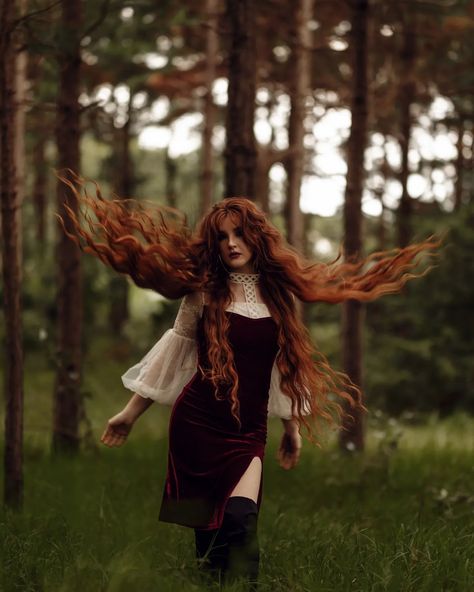 shout out to trees i love them #forest #forestphotography #forestlovers #slowliving #vintagecamera #redhead #redheadgirl #mermaidhair #heatlesscurls #wavyhair #cottagestyle #cottagestyle #cottagecoreaesthetic #goblincore #longhair #longhaircommunity #longhairgoals #hairlove Long Hair Community, Goblin Core, Ginger Girls, Heatless Curls, Fantasy Photography, Cottage Core Aesthetic, Forest Photography, Redhead Girl, Vintage Cameras