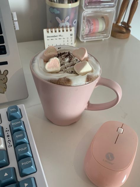 Hot chocolate heart shaped marshmallows winter cozy aesthetic cute desk setup pink Aesthetic Marshmallows, Dream Sushi, Eat Aesthetic, Study Food, Shaped Marshmallows, Healthy Marshmallows, Cute Morning, Cute Drinks, Winter Wonderland Wallpaper