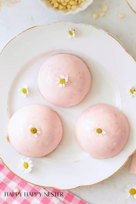 Mirror Glaze Mousse Cake White Chocolate Glaze, Strawberry Mousse Cake, Baking Lessons, Condensed Milk Cookies, Strawberry Mochi, Mousse Cake Recipe, Mousse Cakes, Easter Bunny Cookies, Pink Desserts