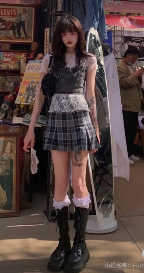 Plaid Skirt, Fashion Fits, Harajuku Fashion, Fashion Lookbook, Lookbook Outfits, Beauty Style, Fashion World, Well Dressed, Aesthetic Outfits