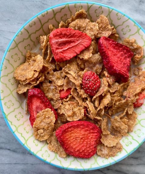 Strawberry Cereal, Special K Cereal, Berry Cereal, Healthy Cereal, Special K, Eating Breakfast, Vanilla Almond Milk, Breakfast Cereal, Food Is Fuel