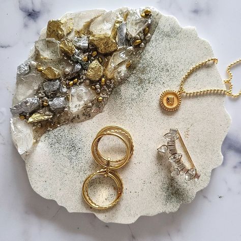 Jesmonite and resin Geode, Crushed crystals and glass gold and silver decorative jewellery tray Diy Candle Business, Jesmonite Tray, Jewellery Organiser, Jewellery Tray, Resin Geode, Diy Candle, Candle Business, Crushed Glass, Jewelry Tray