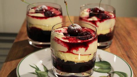 Blueberry and cherry coupe recipe : SBS Food Vegan Rice Pudding, Quick Vegan Breakfast, Vegan Snack Recipes, Plantbased Recipes, Cherry Sauce, Vegan Rice, Vegan Candies, Creamy Rice, Vegan Snack