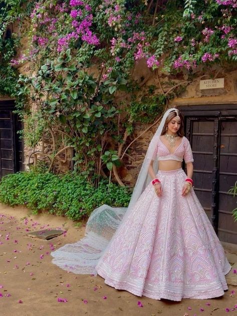 Indian Lehenga Jewellery, Light Pink Wedding Lengha, Pastel Lehenga For Engagement, Pastel Desi Wedding, Pink Lengha Bridal, Pink Lehenga Bridal, Pink Wedding Lehenga, Shadi Outfits, Pink Lengha