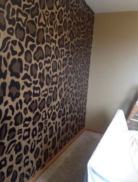 Paint Cheetah Print Diy, Cheetah Print Accent Wall, Lepord Print Bedroom Ideas, Cheetah Wallpaper Bedroom, Cheetah Accent Wall, Leopard Accent Wall, Room Ideas Paint Walls, Cheetah Bedroom Decor, Cheetah Bedroom