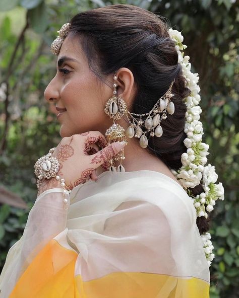 Shell Jewellery For Haldi - Mehendi- Baby shower Brides. 🌸 We customise the set completely according to your needs! 🌸 1) DM US YOUR OUTFIT PICTURE That you'll be wearing For The Ceremony 2) Directly Whatsapp Us On +918006377303. We deliver All Over India 🤗. NOSEPIN KAMARPATTA BAAJUBAND KALEERA etc Are Charged Extra. Customisation of Colours And designs Can be done. . Completely HandMade 💕🌼. . Minimum 10 Days prior Order Basis. . Shipping : 7-10 Working Days. . Contact Us : +918006377303. ... Shell Jewelry Ideas For Haldi, Shell Jwellery Haldi, Haldi Ceremony Jewellery For Bride, Shell Jewellery For Haldi, Haldi Jewellery For Bride, Kori Jewellery, Jewellery For Haldi, Mehndi Decoration, Haldi Jewellery