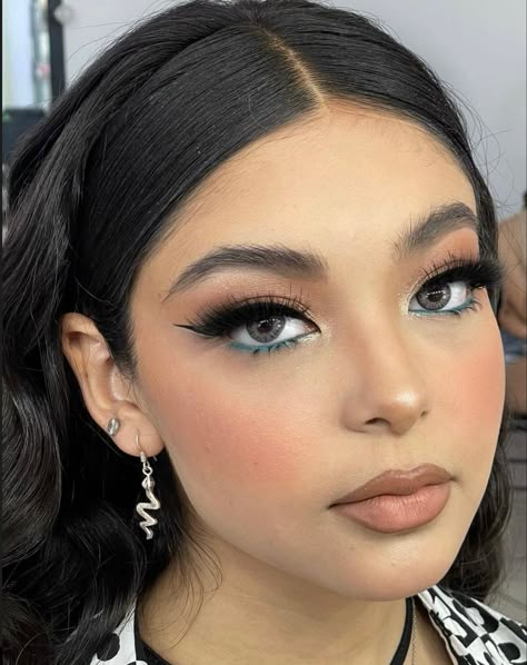 Prom Full Face Makeup, Princess Makeup Ideas, Prom Makeup Full Face, Emerald Green Eye Makeup, Emerald Eye Makeup, Green Dress Makeup, Sweet 16 Makeup, Quince Makeup, Quinceanera Makeup