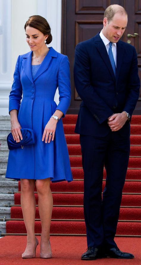 Kate Middleton Recycled Another Dress for Friend Sophie Carter's Wedding Kate Middleton Dresses Classy, Herzogin Von Cambridge, William E Kate, Looks Kate Middleton, Kate Middleton Wedding, Kate Middleton Dress, Recycled Dress, Princess Meghan, Princess Katherine