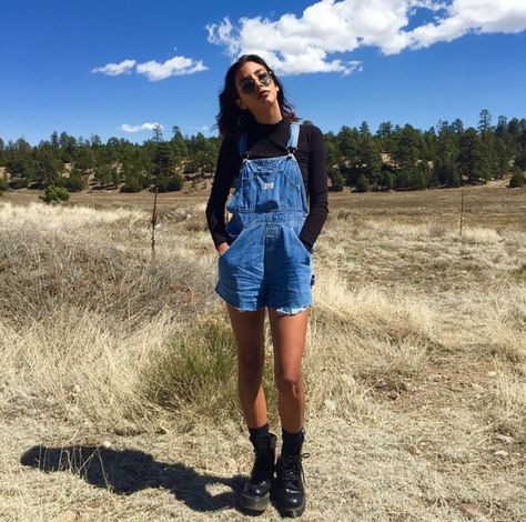 ♕pinterest/amymckeown5 Apple Picking Outfit Summer, 90s Overalls Outfit, Overalls Outfit Short, Overall Shorts Outfit, Denim Overalls Outfit, Festival Outfit Inspo, Overall Outfit, Overalls Outfit, Denim Overalls Shorts