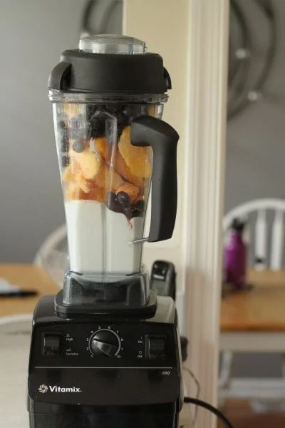 vitamix yogurt and fruit smoothie Tumeric Milk Recipe, Vitamix Healthy Recipes, Frothed Milk Recipes, Vitamix Juice, Vitamix Juice Recipes, Vitamix Soup Recipes, Pinapple Smoothie Recipes, Vitamix Soup, Recipe Using Milk