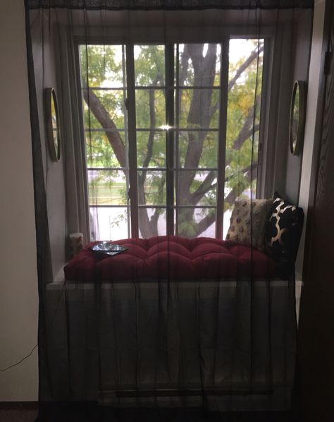 Turn a boring window sill, into a comfy window seat :) Window Sill Seat, Comfy Window Seat, Dysfunctional Perspective, Window Sill Decor, Window Seat, Window Sill, Dream Room, Future House, Outdoor Bed