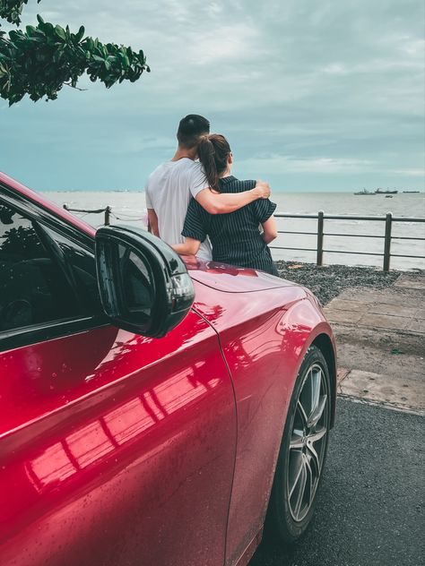 Couple Car Poses Instagram, Pre Wedding Photoshoot Unique, Car Pose Couple, Car Pictures Couple, Fort Photography Couple Poses, Couple Pose With Car, Car Poses Couples, Couple Poses Instagram Photo Ideas, Couple Photography Poses Instagram Story