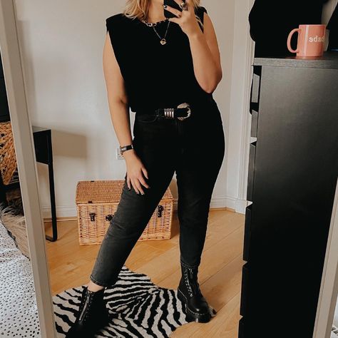 Lily Melrose (@llymlrs) • Fotos e vídeos do Instagram Lilly Bloom Outfits, Lily Bloom Outfit Aesthetic, Lily Melrose Outfits, Lily James Black Dress, Lily Melrose, Pretty Summer Dresses, Doc Martens, Platform Boots, Luxury Outfits