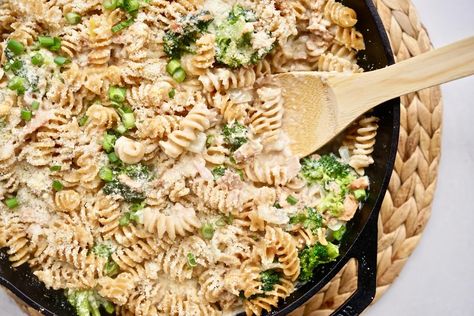 Best Creamy Tuna and Broccoli Casserole Recipe Tuna And Broccoli, Tuna Helper, Broccoli Casserole Recipe, How To Make Tuna, Canned Tuna Recipes, Tuna Casserole Recipes, Broccoli Recipes Casserole, Creamy Broccoli, Tuna Noodle Casserole