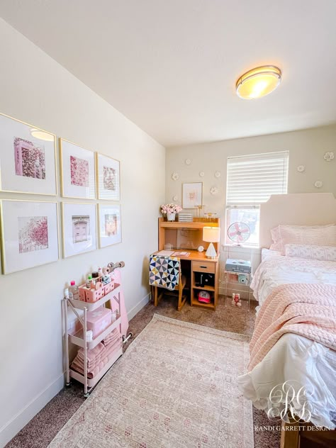 Chic college dorm room Pink Dorm Room Aesthetic Minimalist, Pink Dorm Room Decor Ideas, Cozy Dorm Room Decor, Pink Floral Dorm Room, Living Room Dorm Ideas, Baby Pink Dorm Room, Pastel Pink Dorm Room, Pink And White Aesthetic Room, Pink And White Dorm Room Ideas