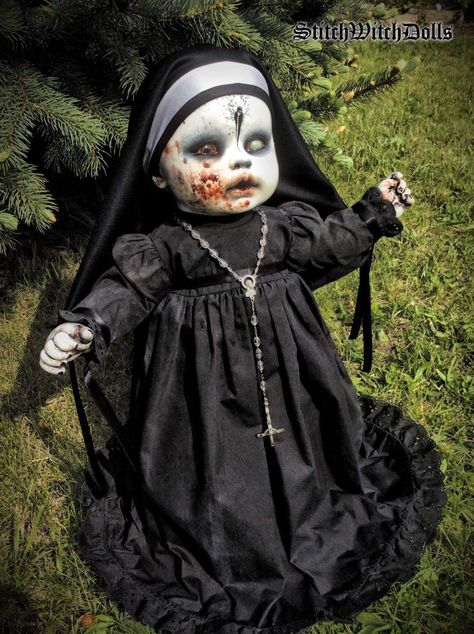 Scary Nun, Diy Halloween Doll, Scary Baby Dolls, Haunted Props, Creepy Doll Halloween, Horror Crafts, Nun Doll, Creepy Baby Dolls, Casa Halloween