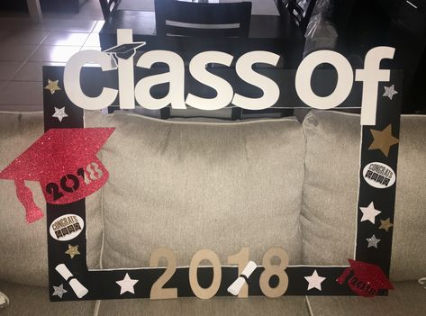 Senior Picture Frame, Graduation Picture Frame Ideas, Selfie Frames Ideas School, Graduation Frame Design, Kindergarten Backdrop, Leavers Party, Picture Frames For Parties, Graduation Picture Frames, Graduation Party Pictures