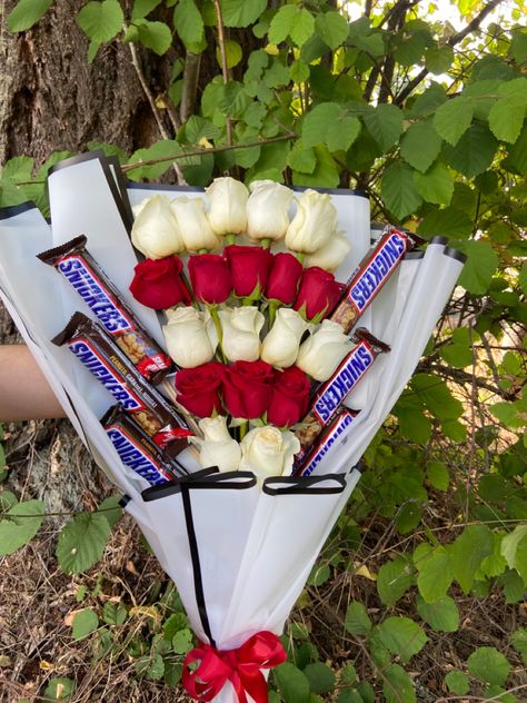 20 rose snickers bouquet. Red and white roses #ramodeflores #rosas Snickers Bouquet, Red And White Roses, Rose Bouquet, White Roses, Red And White, Roses, Red, White