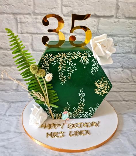 Hexagon shape cake decorated with stencil, dry blooms and sugar flowers. Hexagon Cake Design, Green Effect, Fluffy Cupcakes, Dino Cake, Pentagon Shape, Christmas Cakes, Crazy Cakes, Cake Designs Birthday, Cake Toppings