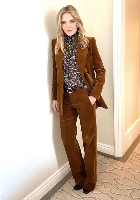 Low Waisted Pants, Drew Barrymore Show, Influential Women, Michelle Pfeiffer, Scene Fashion, Square Toe Boots, Drew Barrymore, Straight Leg Trousers, Corduroy Jacket