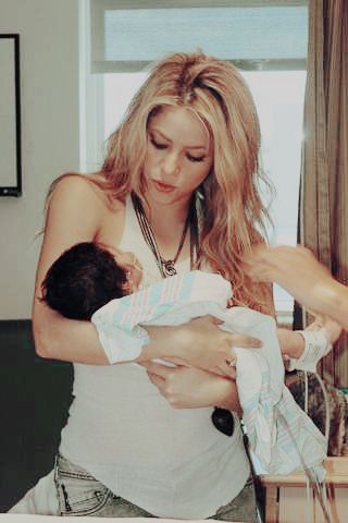 #shakira #baby #cute Young Shakira, Shakira Baby, Milan Pique, Shakira And Gerard Pique, Shakira Hair, Gerard Pique, Wwe Roman Reigns, Tattoos Women, Gown Photos