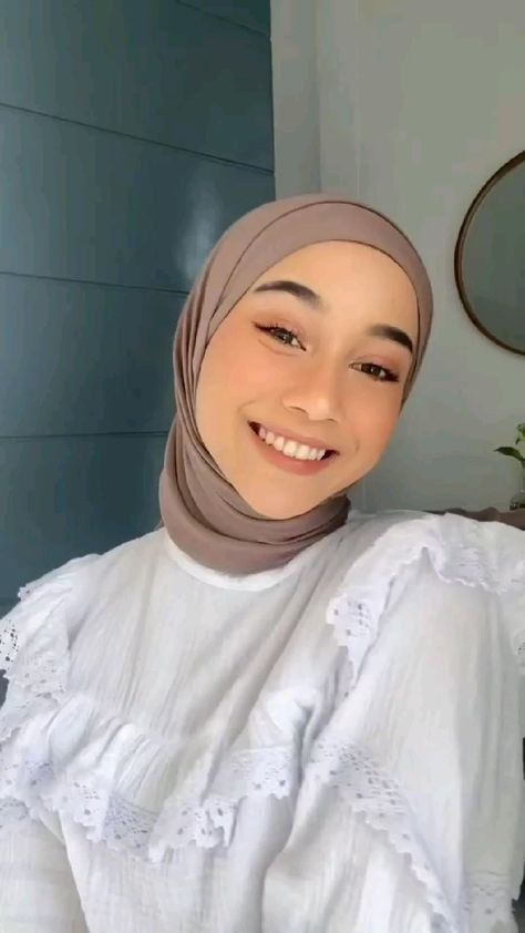 Follow me ❤️ Hijab Style For Small Face, Hijab Scarf Ideas, Turkey Hijab Style, Hijab Modern Style, Hijab Bando, Tutorial Turban, Pashmina Tutorial, Pashmina Inner, Hijab Turban Style