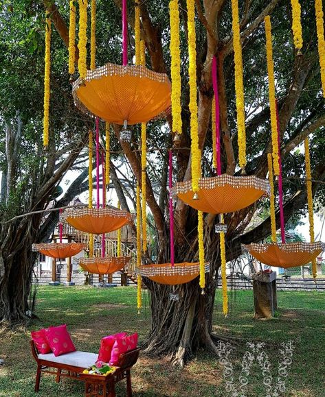 Mehndi Decor Ideas, Haldi Theme, Indian Floral Decor, Navratri Decor, Rajasthani Theme, Haldi Ideas, Unique Umbrella, Beautiful Umbrella, Elegant Table Centerpieces