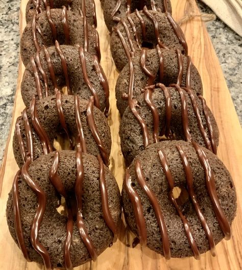 Zucchini Donuts Baked, Zucchini Donut Recipe, Healthy Baked Donut Recipes, Healthy Baked Donuts, Zucchini Ideas, Chocolate Donuts Baked, Mini Donut Recipes, Donut Batter, Healthy Donuts