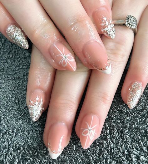 almond shaped, French manicure with silver glitter accent nails, sparkly snowflakes & white gift bows. French Nails With Silver Glitter, White Christmas Nail Designs, Nail Picking, Silver Nail Designs, Glamorous Christmas, Glitter French Manicure, White Tips, Christmas Manicure, Red Christmas Nails