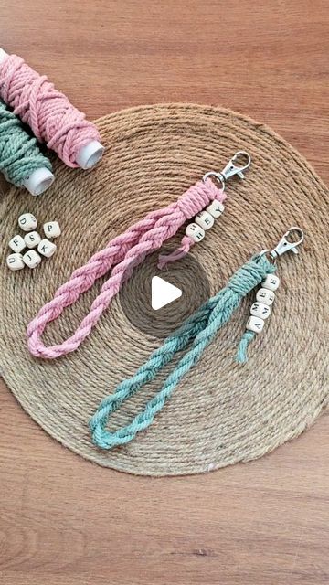 Simple Macrame Keychain Diy, How To Make Beaded Keychains, Macrame Keyrings, Macrame Simple, Personalized Macrame, Crochet Keyring, Macrame Angel, Macrame Crafts, Simple Macrame