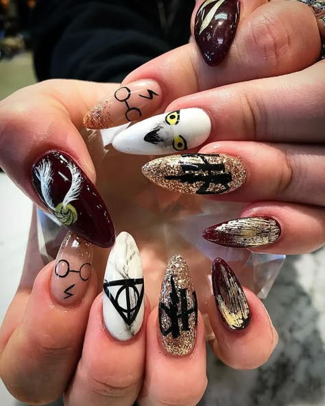 Maquillage Harry Potter, Harry Potter Nails Designs, Potter Nails, Diy Christmas Nail Art, Harry Potter Nail Art, Harry Potter Nails, Christmas Nails Diy, Stile Harry Potter, Iconic Celebrities