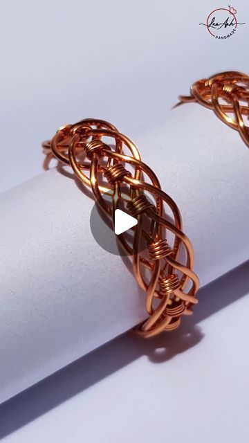 Wire Ring Making Tutorial, Wire Wrapped Wedding Ring, Braided Wire Bracelet Tutorial, Braided Ring Tutorial, Diy Copper Ring, Cute Wire Rings, Copper Jewelry Tutorial, Wire Wrapped Jewelry Rings, Handmade Rings Tutorial