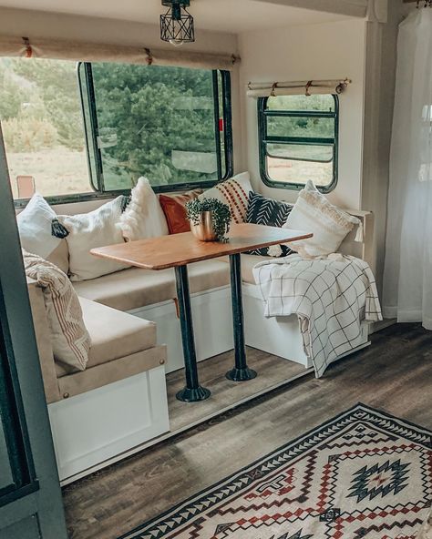 21 stunning RV interiors and how they decorted. Remodel and decorating tips and ideas for other RVers looking for inspiration. Motorhome Remodel, Glamper Camper, Rv Interior Remodel, Camper Interior Design, Camper Trailer Remodel, Camping Diy, Vintage Camper Remodel, Trailer Decor, Kombi Home